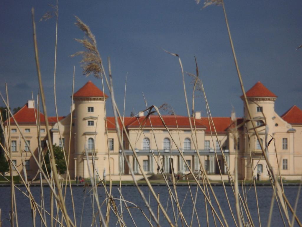 Schlossparkferienwohnungen Rheinsberg Mit Garten Exterior photo