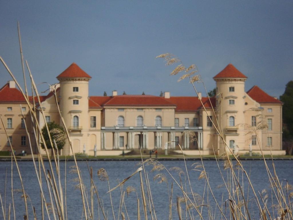 Schlossparkferienwohnungen Rheinsberg Mit Garten Exterior photo