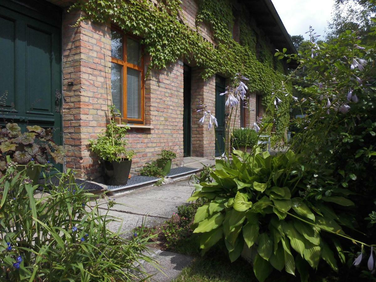 Schlossparkferienwohnungen Rheinsberg Mit Garten Exterior photo