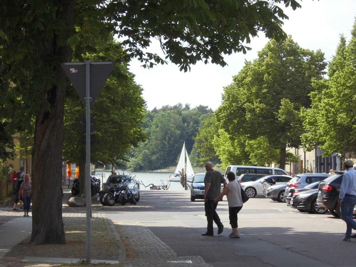 Schlossparkferienwohnungen Rheinsberg Mit Garten Exterior photo