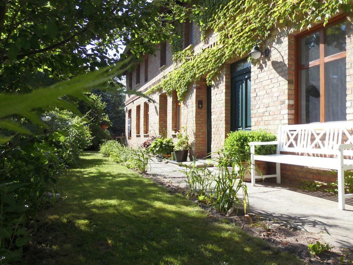 Schlossparkferienwohnungen Rheinsberg Mit Garten Exterior photo
